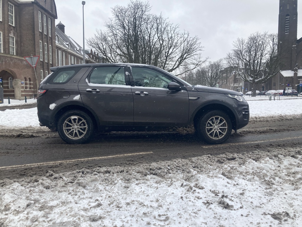 Auto met sneeuw. Foto: Promedia