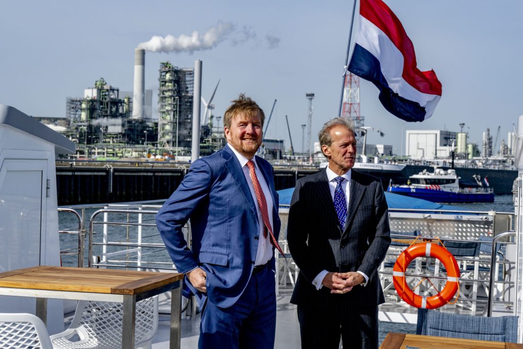 Willem-Alexander en Allard Castelein aan boord van de Z8. (Foto ANP)