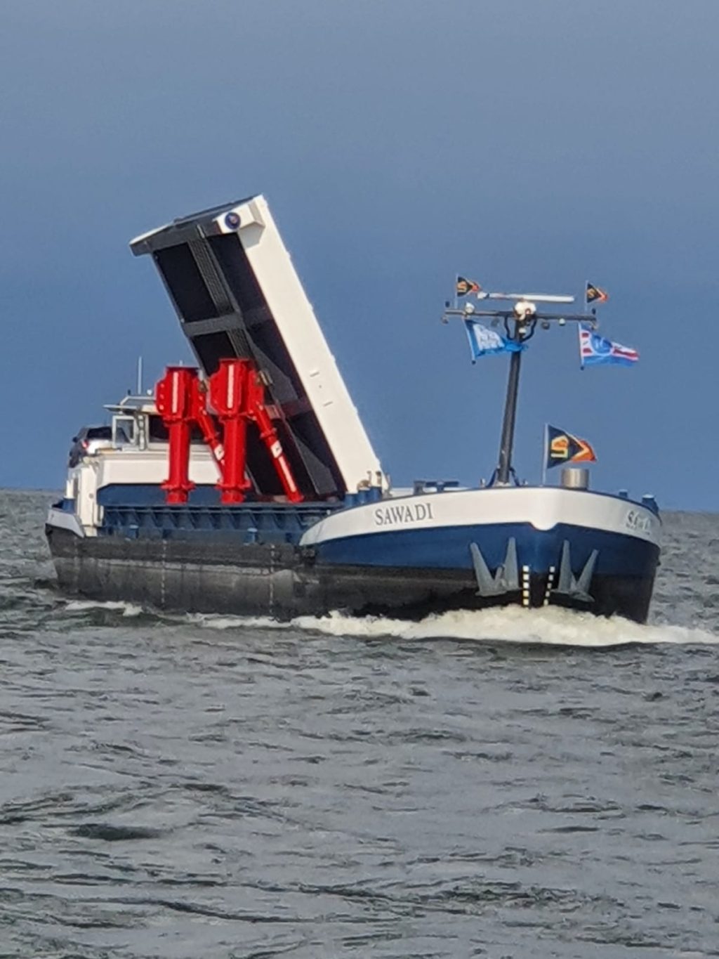 Vervoer van het brugval per binnenvaartschip.