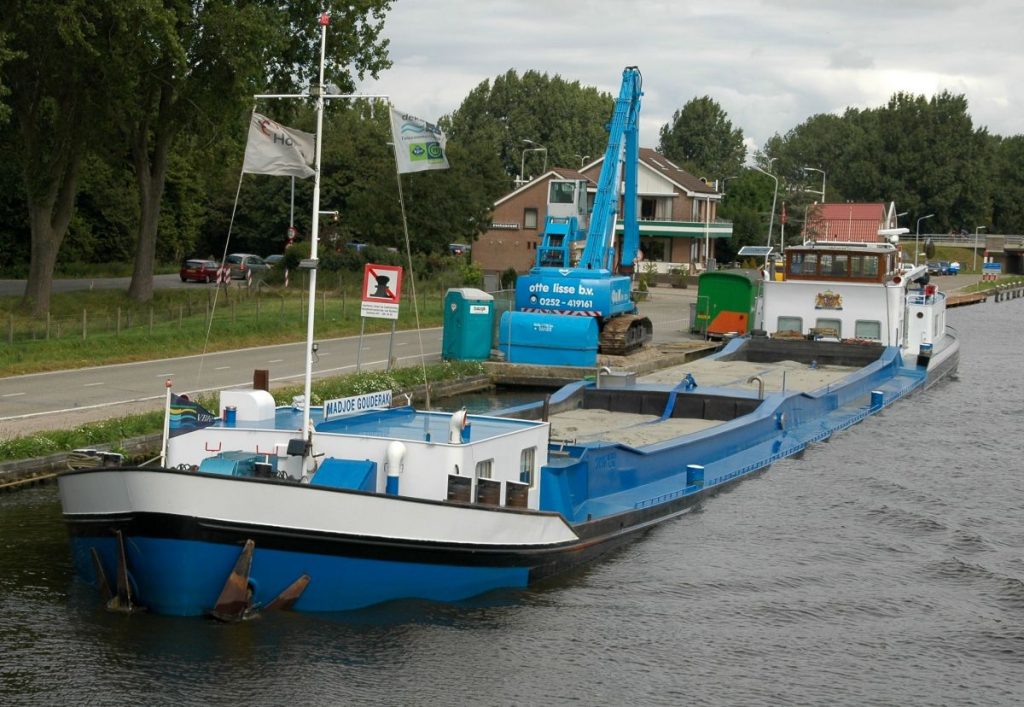 Beunschip met zand (foto: Leo Schuitemaker, bron: De Binnenvaart)