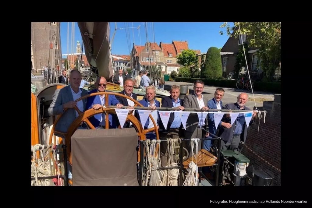 Op de foto: Rob Veenman (Hoogheemraadschap Hollands Noorderkwartier), Erik Wagener (Hoogwaterbeschermingsprogramma), Peter Boon (Provincie Noord-Holland), Win Bijman (wethouder Enkhuizen), Kees Schilder (wethouder Edam-Volendam), Andy Kwaspen (afdelingshoofd TAUW), Jan Hogenberg (Directeur Friso Civiel), Henk Dedden (Directeur Friso Bouwgroep) en in afwezigheid van Petra Bais (wethouder gemeente Den Helder)(foto: Hoogheemraadschap Hollands Noorderkwartier)