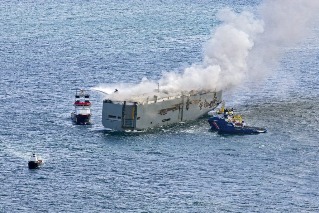 brand vrachtschip boven ameland