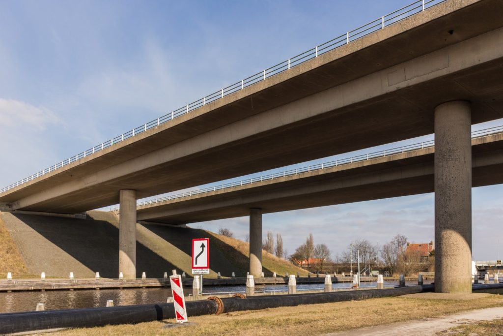 a7 kunstwerk over oudeweg tussen joure en sneek