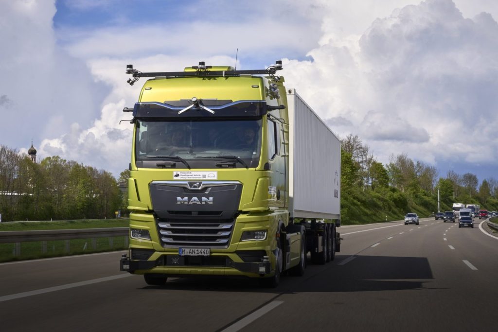 man zelfrijdende vrachtwagen truck