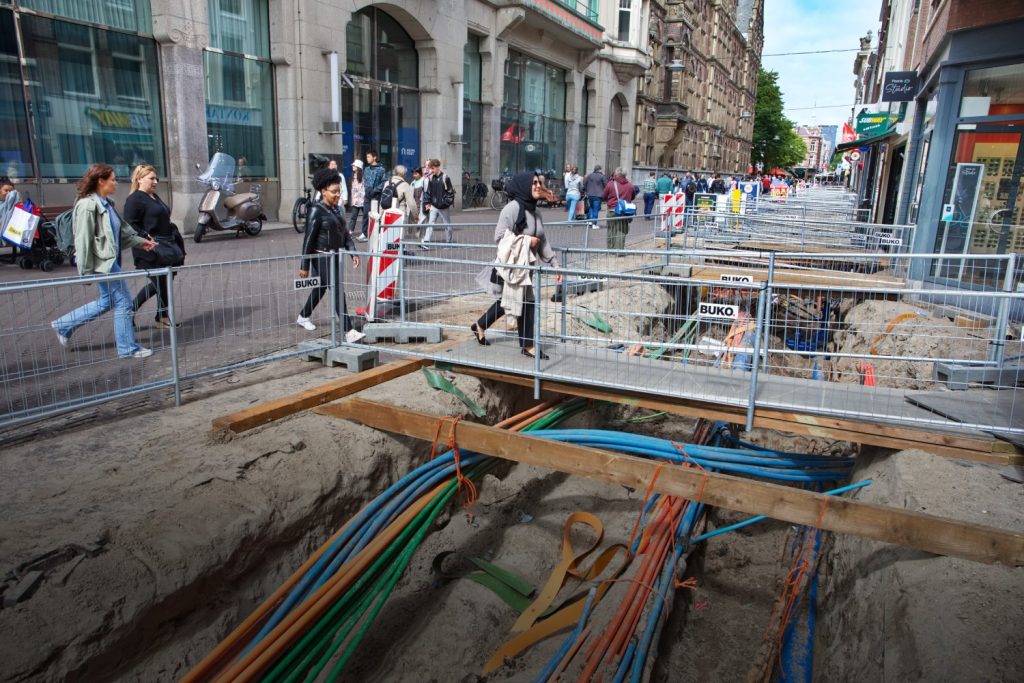 straat open elektriciteitskabels