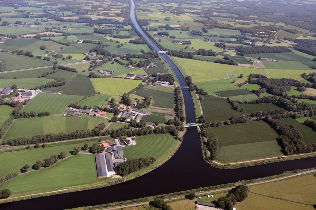 Twentekanaal met splitsing naar zijtak