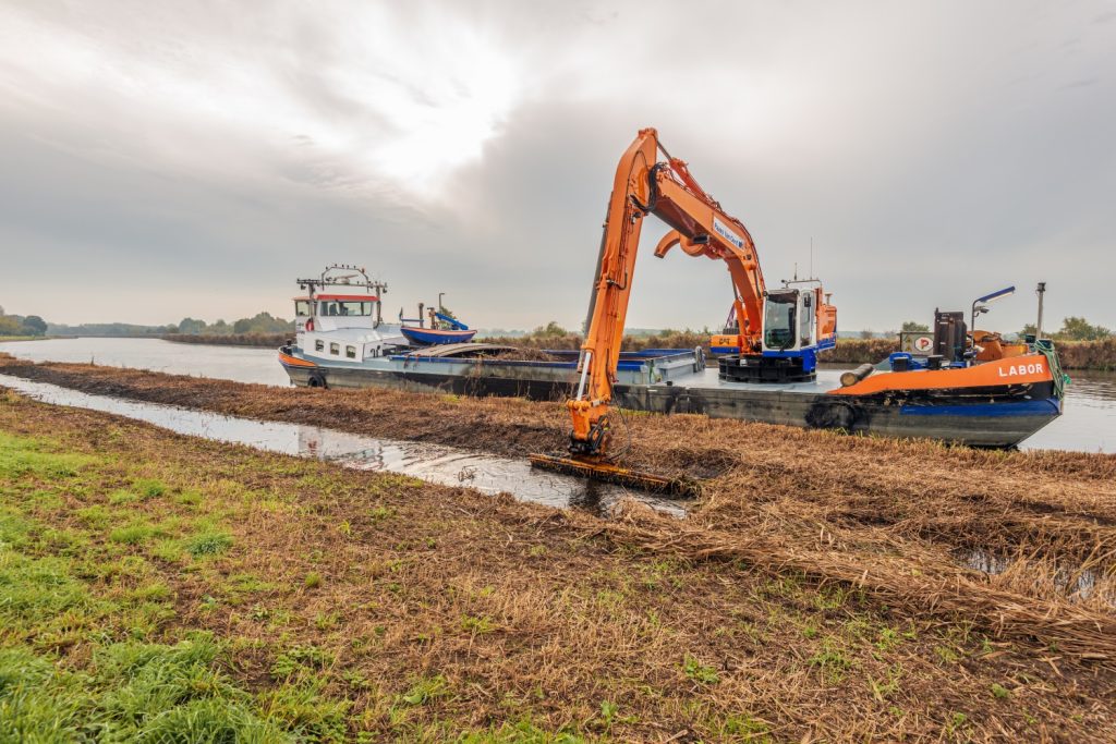 schip met kraan onderhoud geul