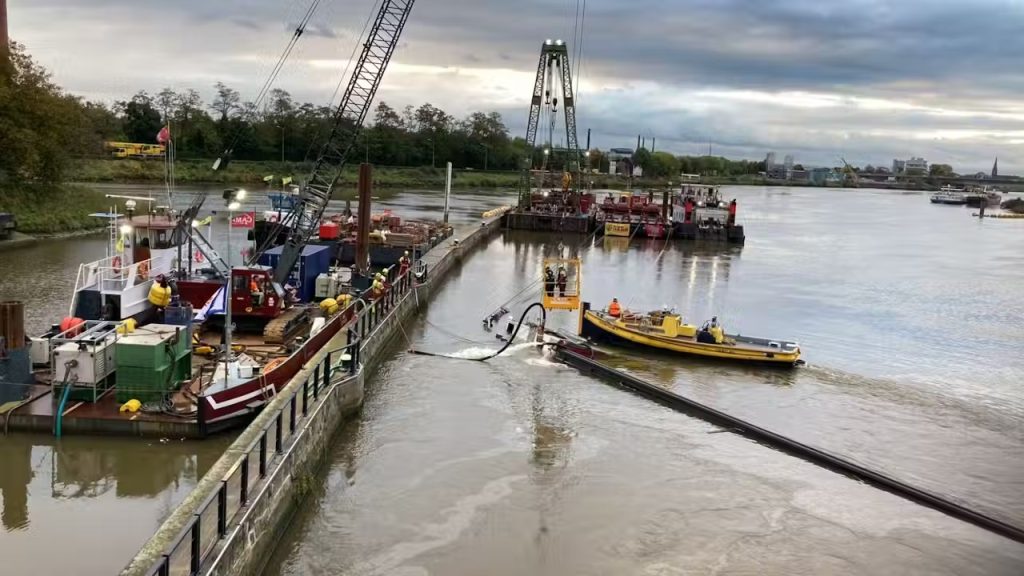 pompen berging vrachtschip stuw maastricht