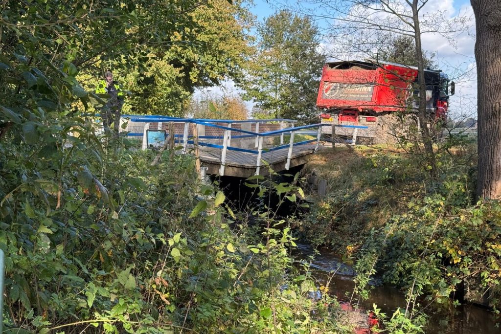 zandwagen zakt door fietsbrug